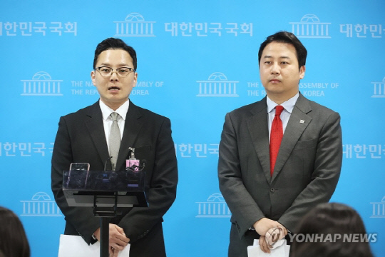 이재명 더불어민주당 대표 부인 김혜경씨의 법인카드 유용 의혹을 제보한 조명현씨가 지난 18일 여의도 국회 소통관에서 국감 참석 방해 규탄 기자회견을 한 뒤 취재진 질문에 답하고 있다. 조명현씨는 이날 얼굴과 이름을 공개했다. 오른쪽은 장예찬 국민의힘 청년최고위원. <연합뉴스>